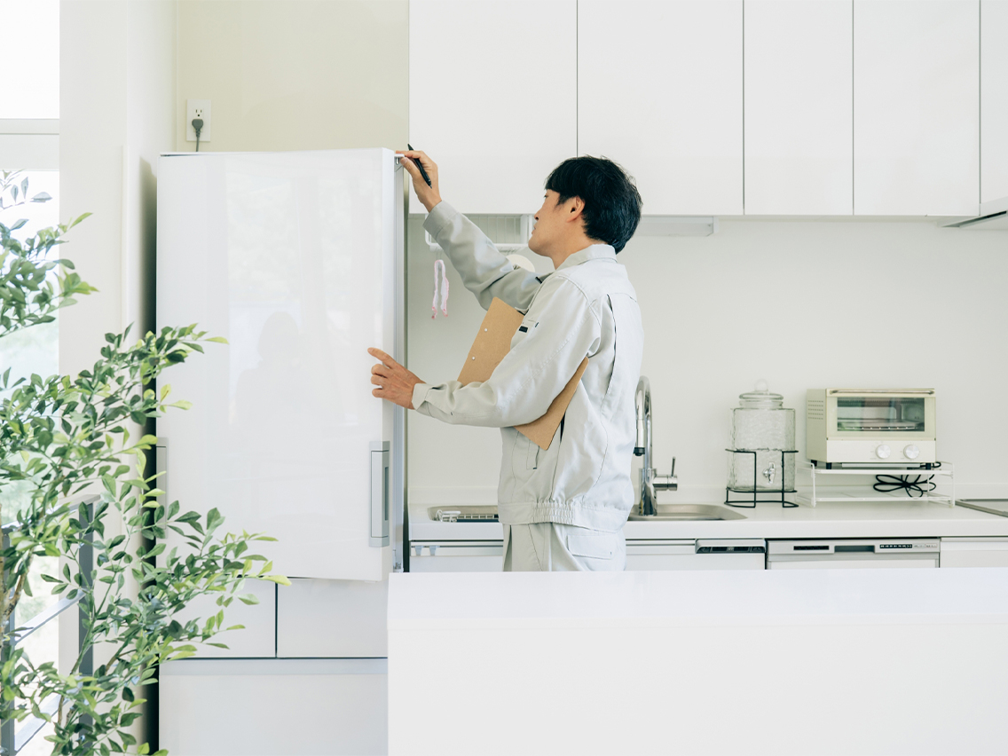 家電の点検をするスタッフ